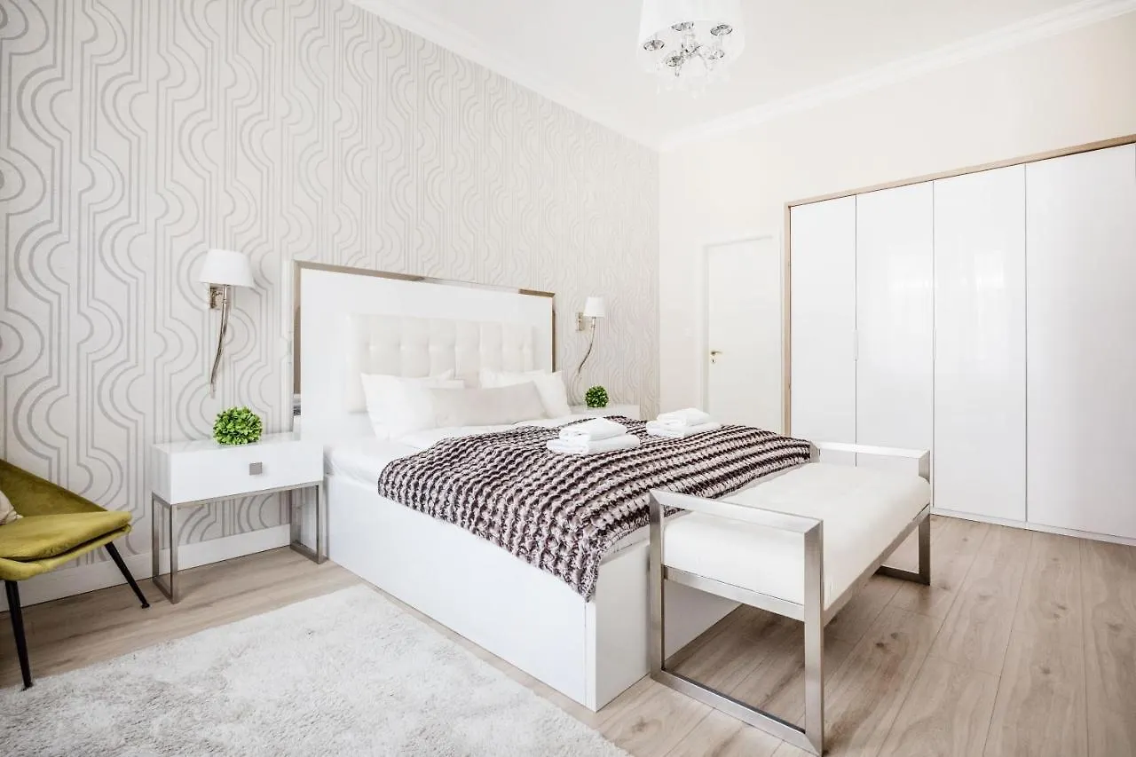 De Luxe 1-Bedroom, 2-Bathroom Condo In The Center Budapest Apartment