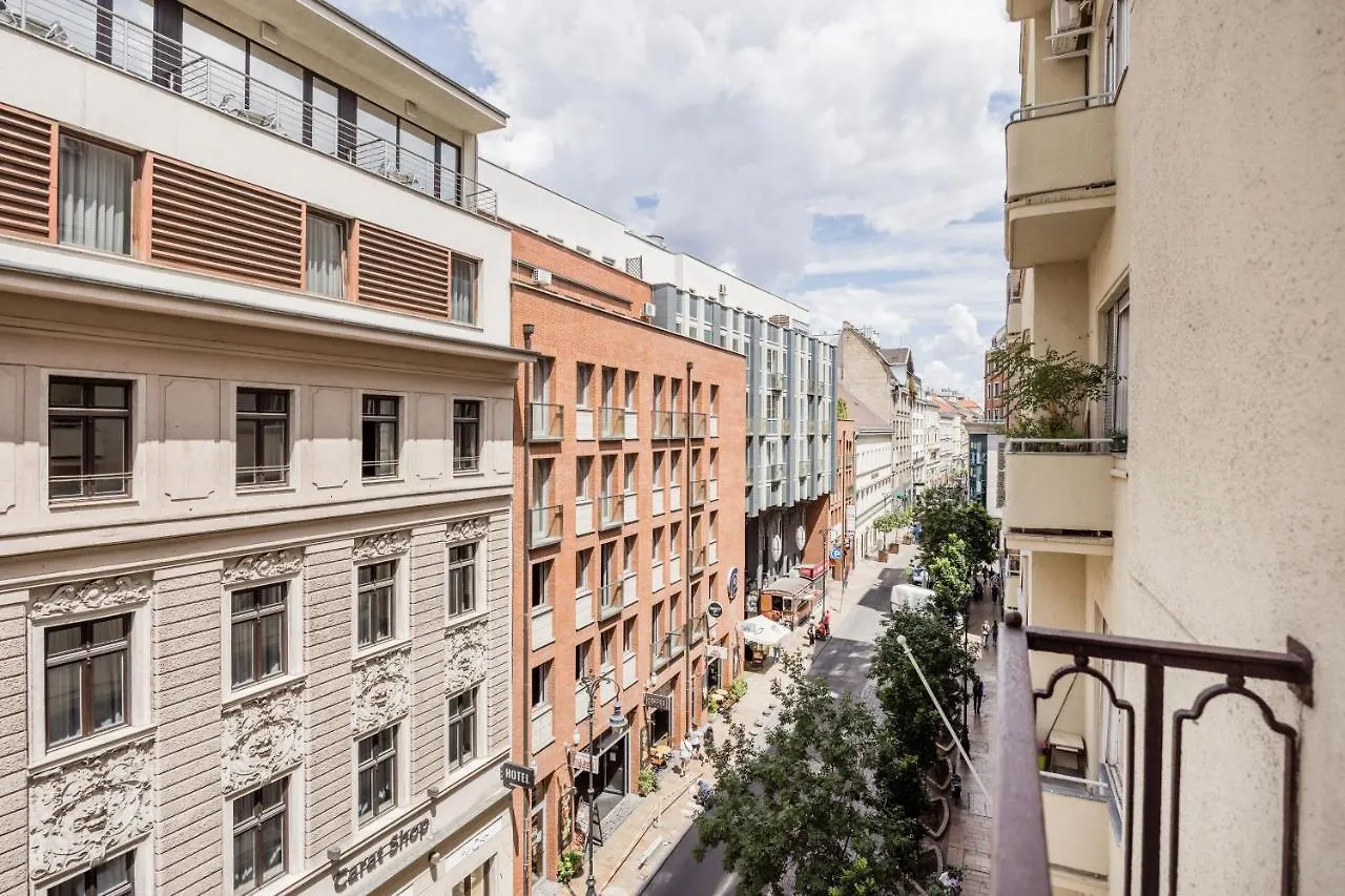 Apartment De Luxe 1-Bedroom, 2-Bathroom Condo In The Center Budapest