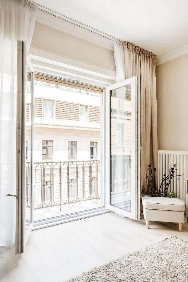 De Luxe 1-Bedroom, 2-Bathroom Condo In The Center Budapest