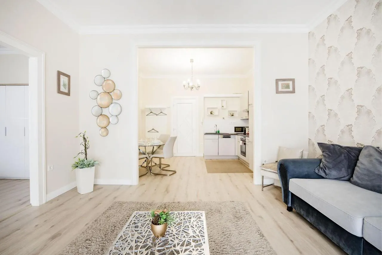 Apartment De Luxe 1-Bedroom, 2-Bathroom Condo In The Center Budapest