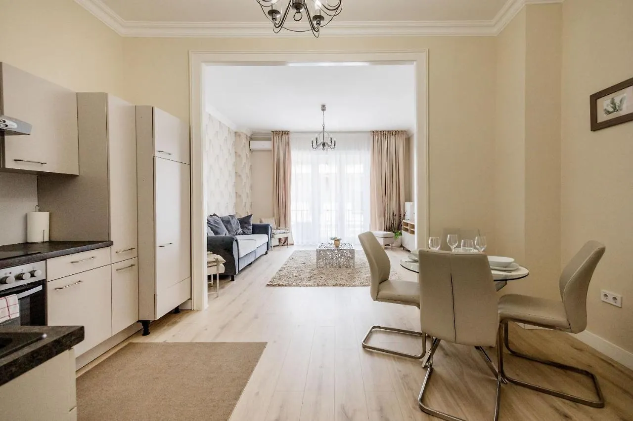 De Luxe 1-Bedroom, 2-Bathroom Condo In The Center Budapest Apartment