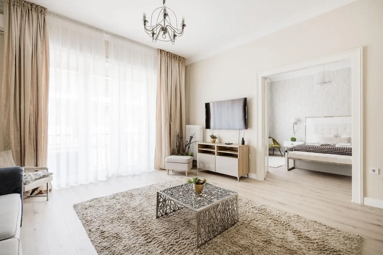 De Luxe 1-Bedroom, 2-Bathroom Condo In The Center Budapest