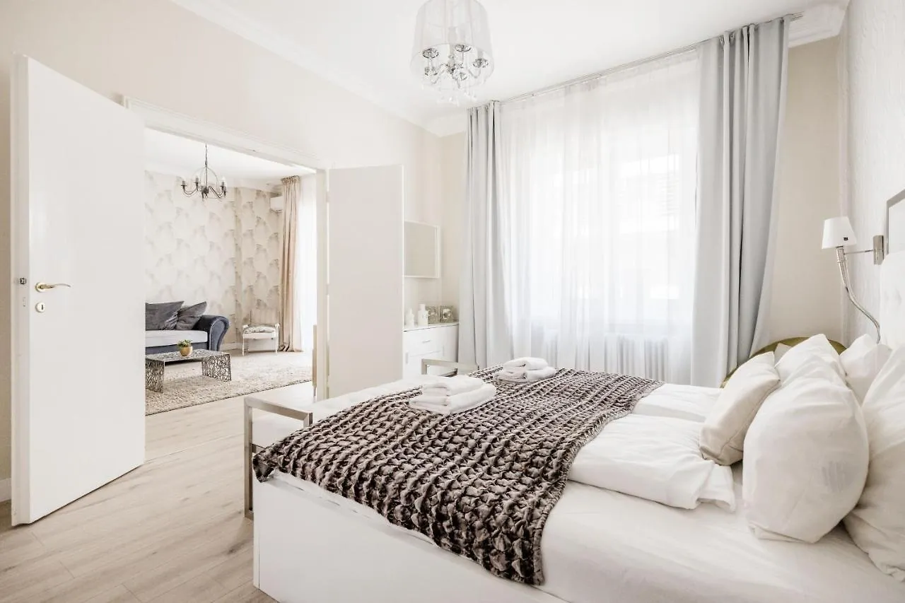 De Luxe 1-Bedroom, 2-Bathroom Condo In The Center Budapest 0*,