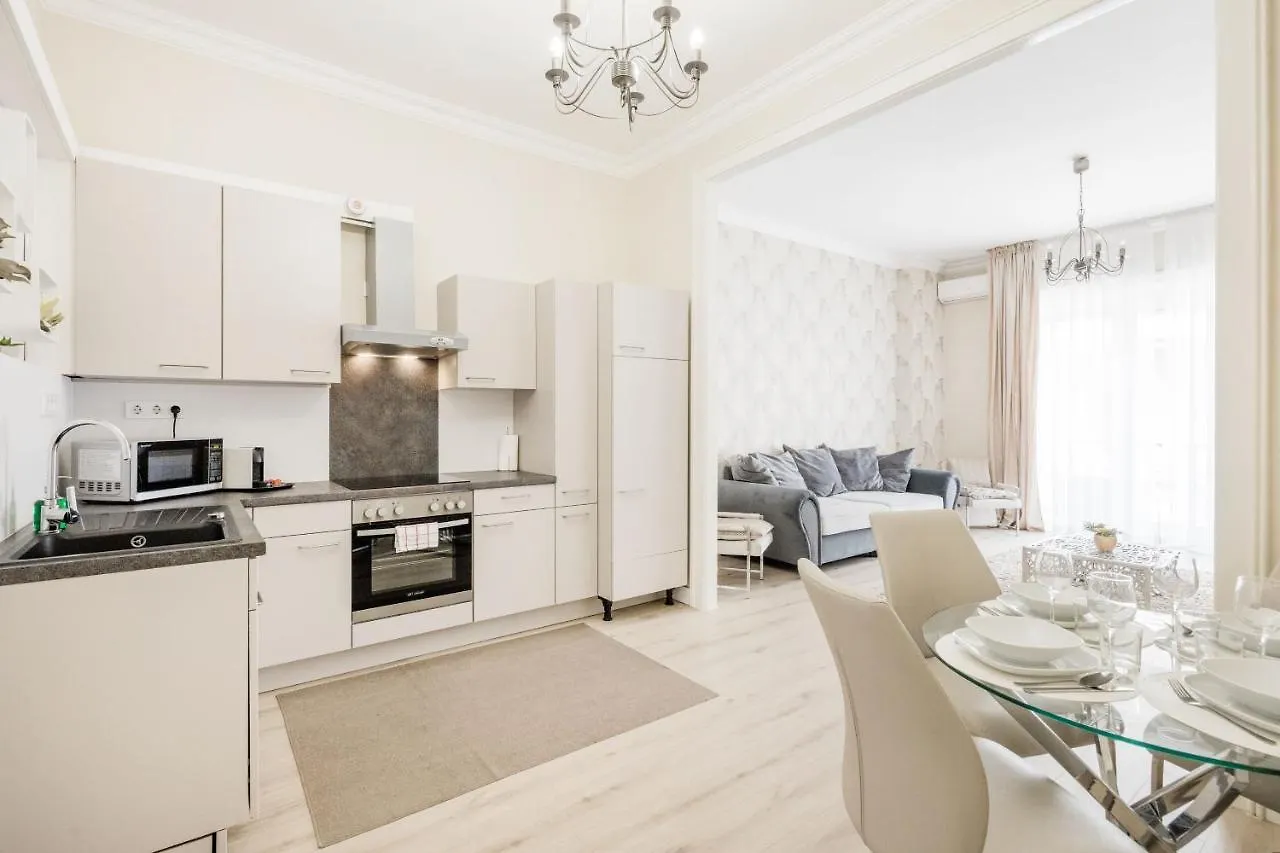 De Luxe 1-Bedroom, 2-Bathroom Condo In The Center Budapest