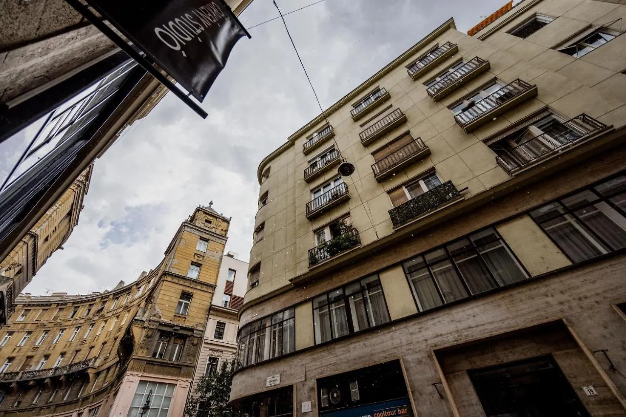 De Luxe 1-Bedroom, 2-Bathroom Condo In The Center Budapest Apartment